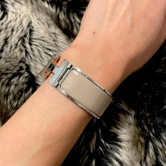 Hermes Clic Clac H bracelet - taupe enamel with silver hardware - Picture 3 of 7
